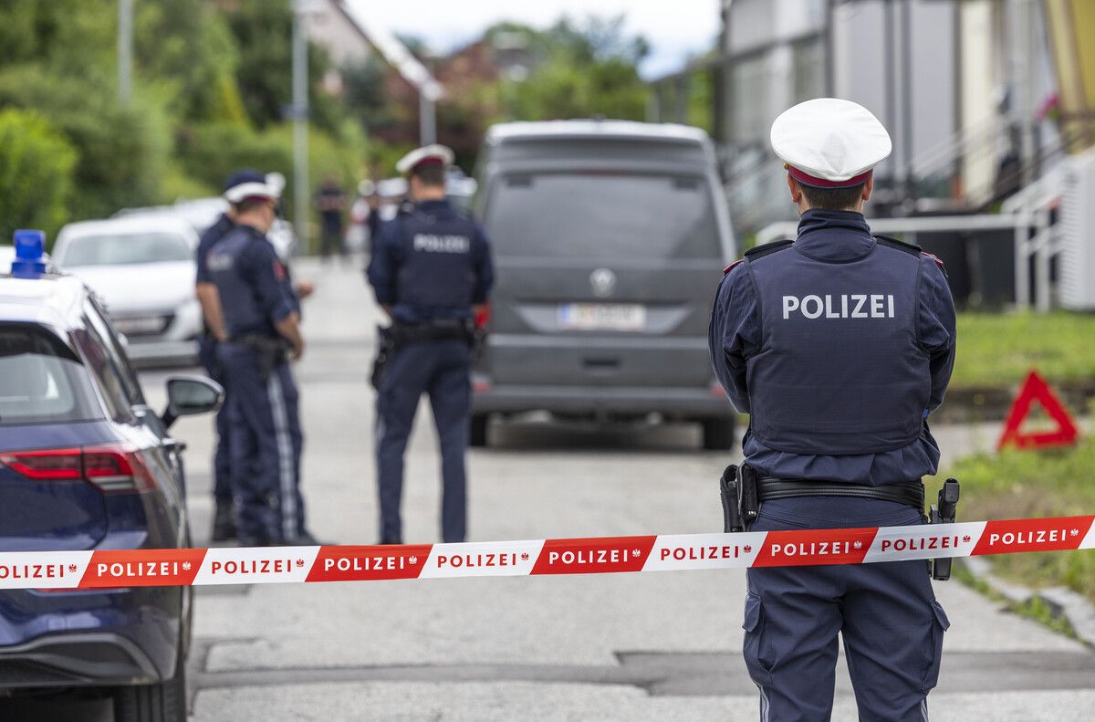 Polizeieinheiten am abgesperrten Fundort der Leiche.⇒AFP