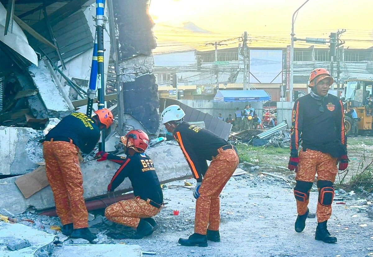 Rettungskräfte durchsuchen die Trümmer eingestürzter Gebäude nach Überlebenden.⇒AFP