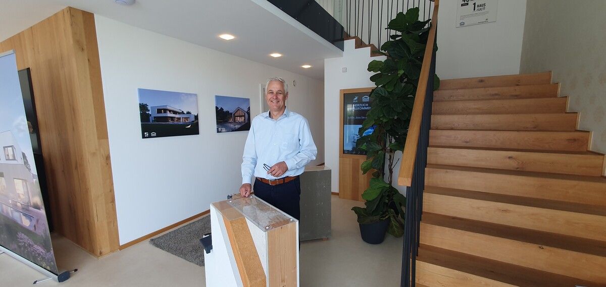 Robert Golob mit einem exemplarischen Wandbauteil, wie es im ELK-Werk im großen Stil vorgefertigt wird. ⇒Fa