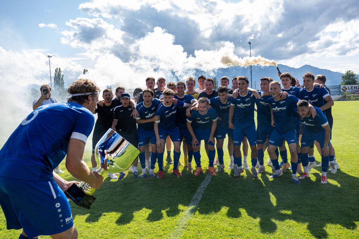 Röthis-Kapitän Felix Schöch mit dem Meisterpokal. Die Mannschaft feiert im Jubiläumsjahr ihren fünften Meistertitel in der Clubgeschichte.⇒VN-Serra