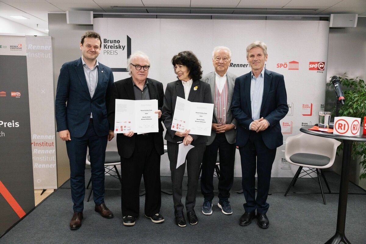 Sascha Obrecht (Direktor Karl-Renner-Institut), Michael Köhlmeier, Monika Helfer, Hannes Swoboda (Vorsitzender der Jury) und der ehemalige Minister für Kunst und Kultur Josef Ostermayer.⇒Clemens Schmiedbauer