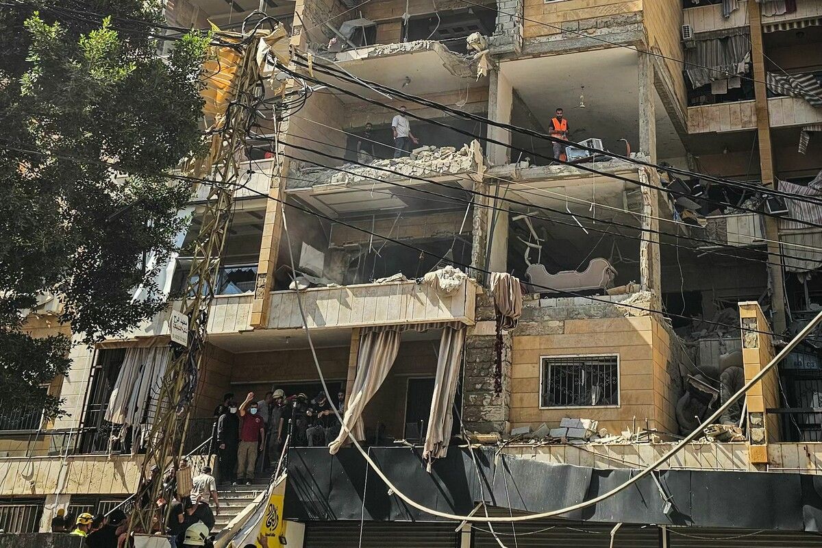 Schwere Zerstörung an einem mehrstöckigen Gebäude in einem Vorort von Beirut.⇒AFP