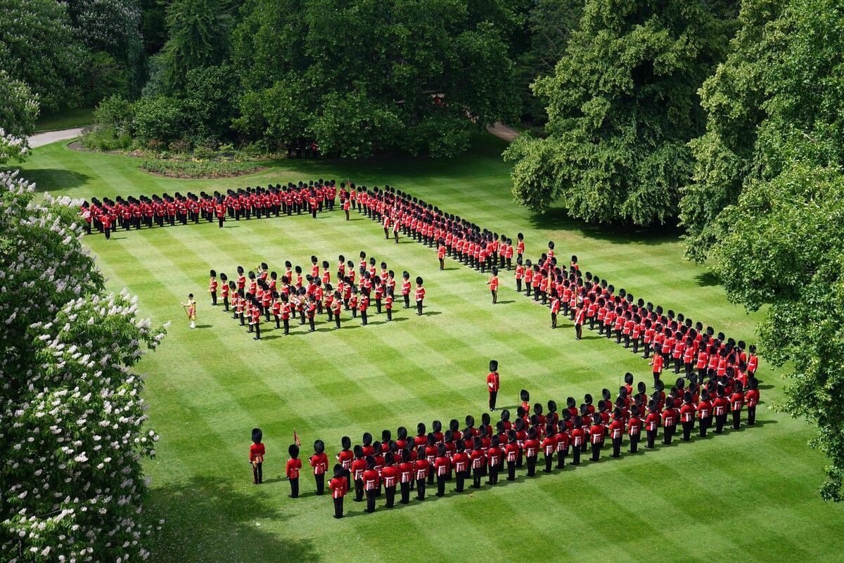 Soldaten des 1. Bataillons der Grenadier Guards erhalten bei einer Zeremonie im Buckingham-Palast in London ihre neuen Fahnen.