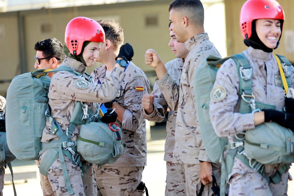 Spaniens Kronprinzessin Leonor bei einer Fallschirmübung nahe Murcia. Die 20-Jährige absolviert derzeit die letzte Phase ihrer dreijährigen militärischen Ausbildung. AFP (5)
