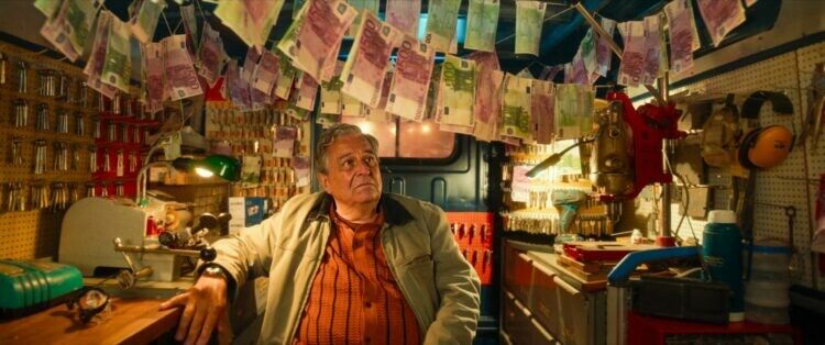 Stan (Rayane Bensetti, l.) und Hippolyte (Christian Clavier) geraten von einer Panne in die nächste.⇒Happy Entertainment