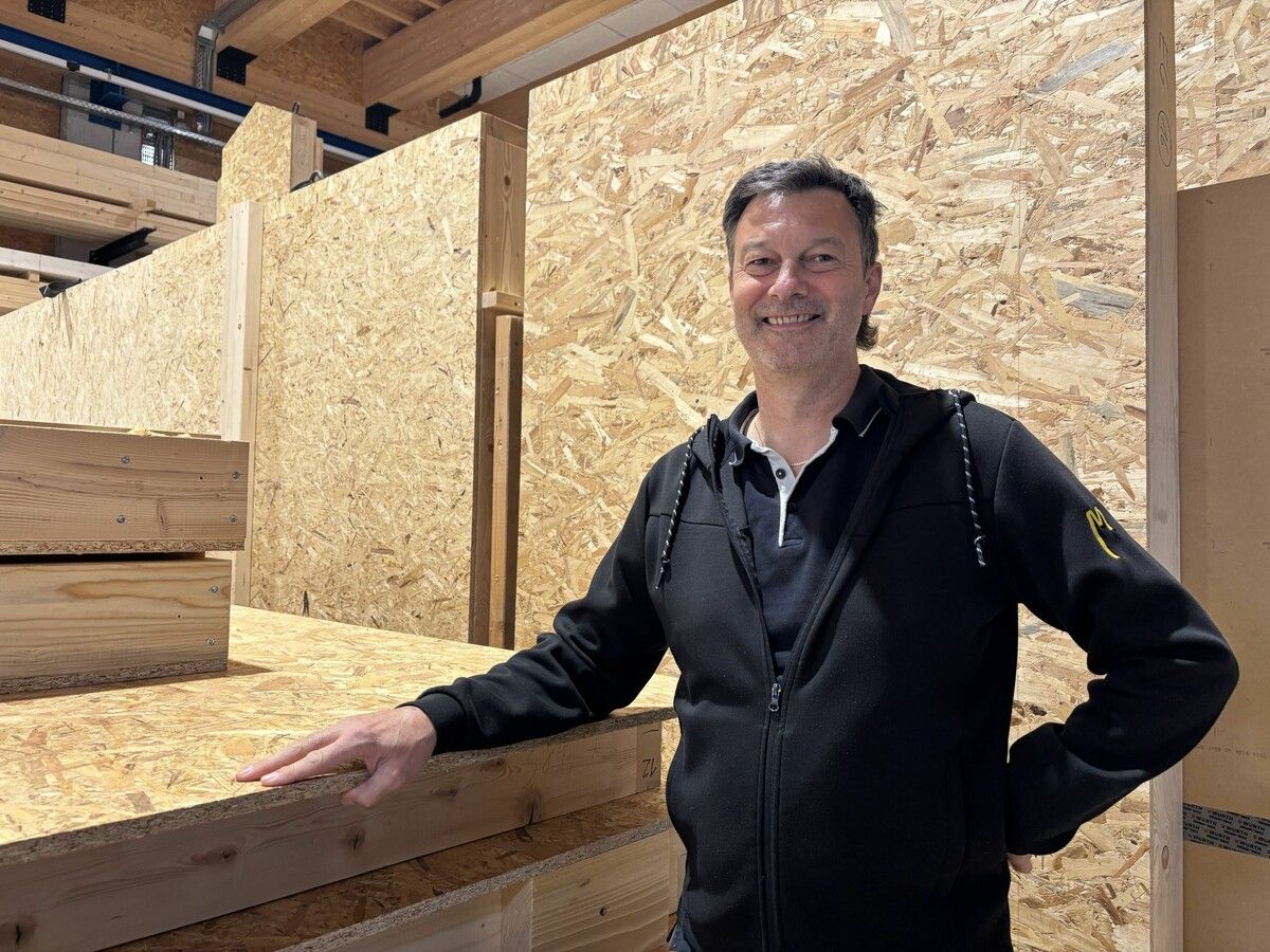 Stephan Muxel vor Holzelementen, wie sie für die Sanierung des Brandobjekts genutzt werden könnten. ⇒VN/Rauch