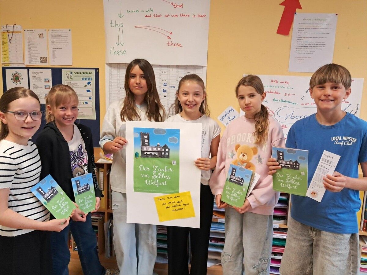 Stolz präsentieren die Kinder ihr eigenes Märchenbuch. ⇒nam