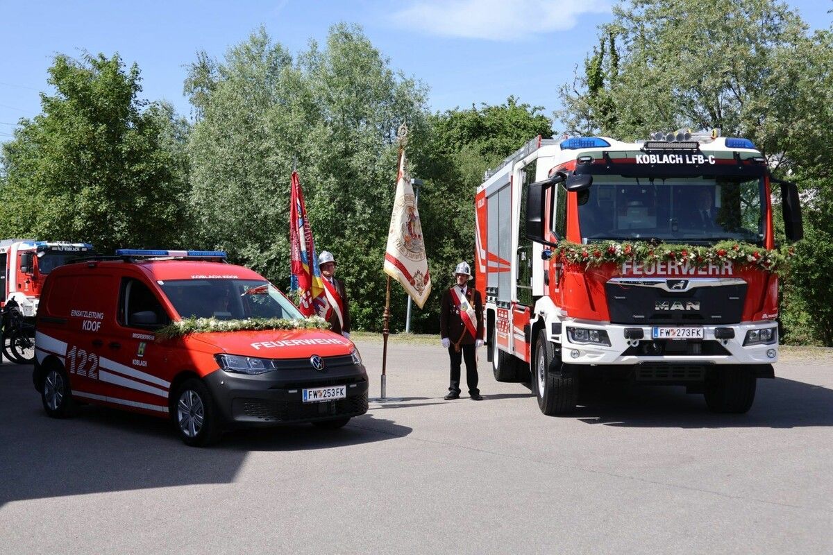 Stolz präsentiert: Die beiden neuen Einsatzfahrzeuge der Ortsfeuerwehr Koblach bei der Fahrzeugsegnung. ⇒Gemeinde Koblach