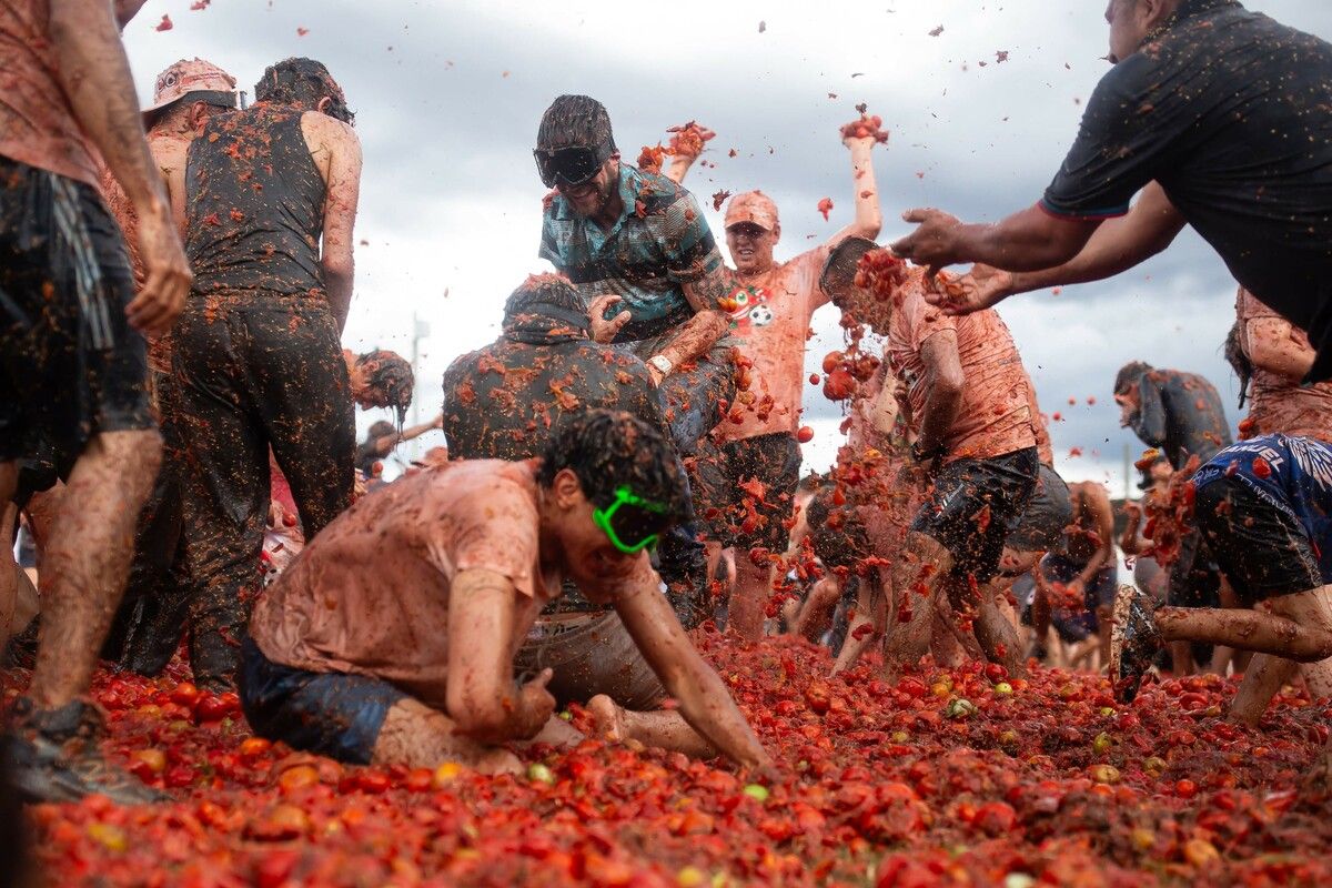 Teilnehmer liefern sich bei der „Tomatina“ in Sutamarchán, Kolumbien, eine riesige Tomatenschlacht.