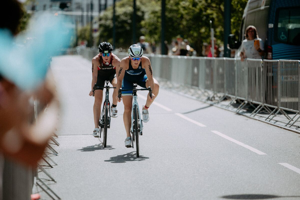 Triathletin Hanna Röser (r.) auf dem Weg zum Vizemeistertitel.⇒SAF