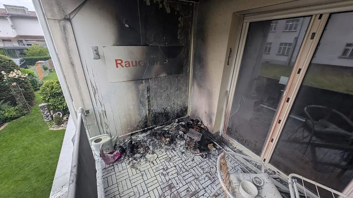 Trotz des schnellen Eingreifens brannte der betroffene Balkon vollständig aus. ⇒vol (2)