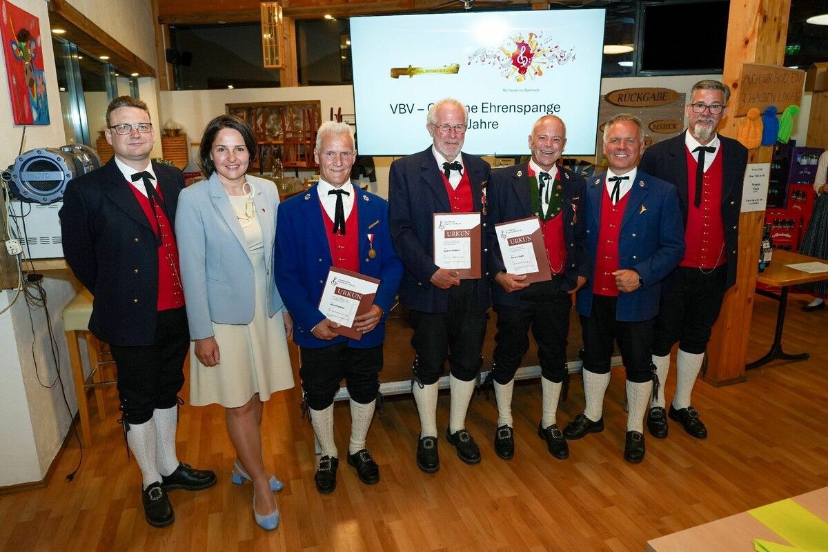 V. l. Bezirkskapellmeister Stefan Ruprecht, LAbg. Monika Vonier, die für 50 Jahre mit der goldenen Spange geehrten Willi Bitschnau, Gotthard Sandrell und Werner Ganahl mit Landesobmann Thomas Rudigier und Bezirksobmann Montafon Thomas Zudrell.