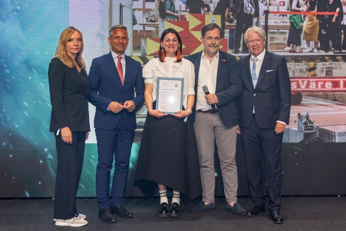 V. l.: Bundesländerpreis-Sponsorin Karin Seywald-Czihak (ÖBB-Werbung), Wirtschaftsminister Wolfgang Hattmannsdorfer, Willy Lehmann, Präsident der Austrian Marketing Confederation, und Karlheinz Kindler, Präsident des Marketing Club Vorarlberg, gratulieren Bettina Steindl, Geschäftsführerin von CampusVäre.⇒FA/Silveri