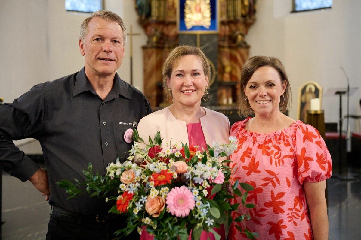 Vereinsobmann Norbert Greber und Gründungsmitglied Nicola Böhler bedankten sich bei Birgit Giselbrecht-Plankel (Mitte).