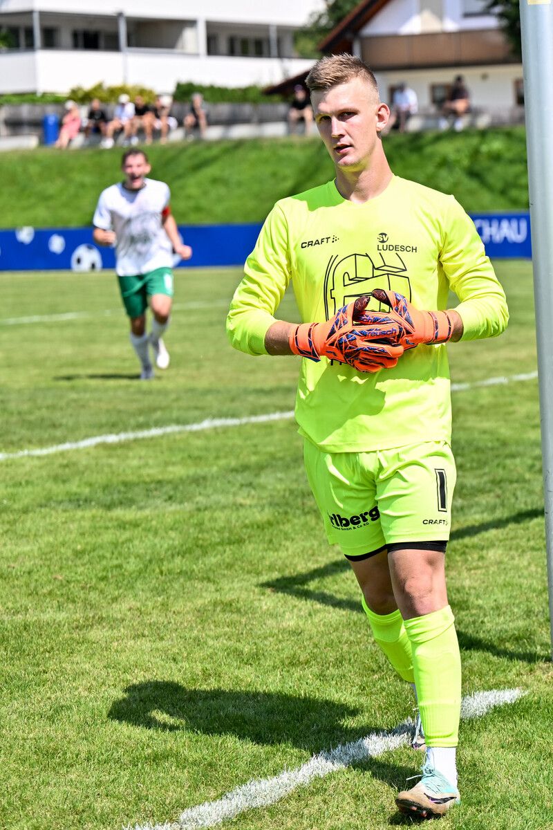 Verletzte sich bei einem Zusammenstoß schwer: Ludesch-Goalie Antonio Romic.⇒serra