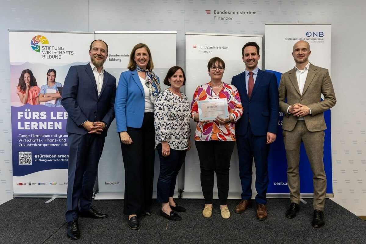 V.l.: Matthias Reisinger (Vorstand der Stiftung Wirtschaftsbildung), Staatssekretärin Barbara Eibinger-Miedl (Finanzministerium), Ulrike Stocker , Direktorin Beate Grass, Bildungsminister Christoph Wiederkehr und der Gouverneur der Österreichischen Nationalbank, Martin Kocher. ⇒BKA/Tarek Wilde
