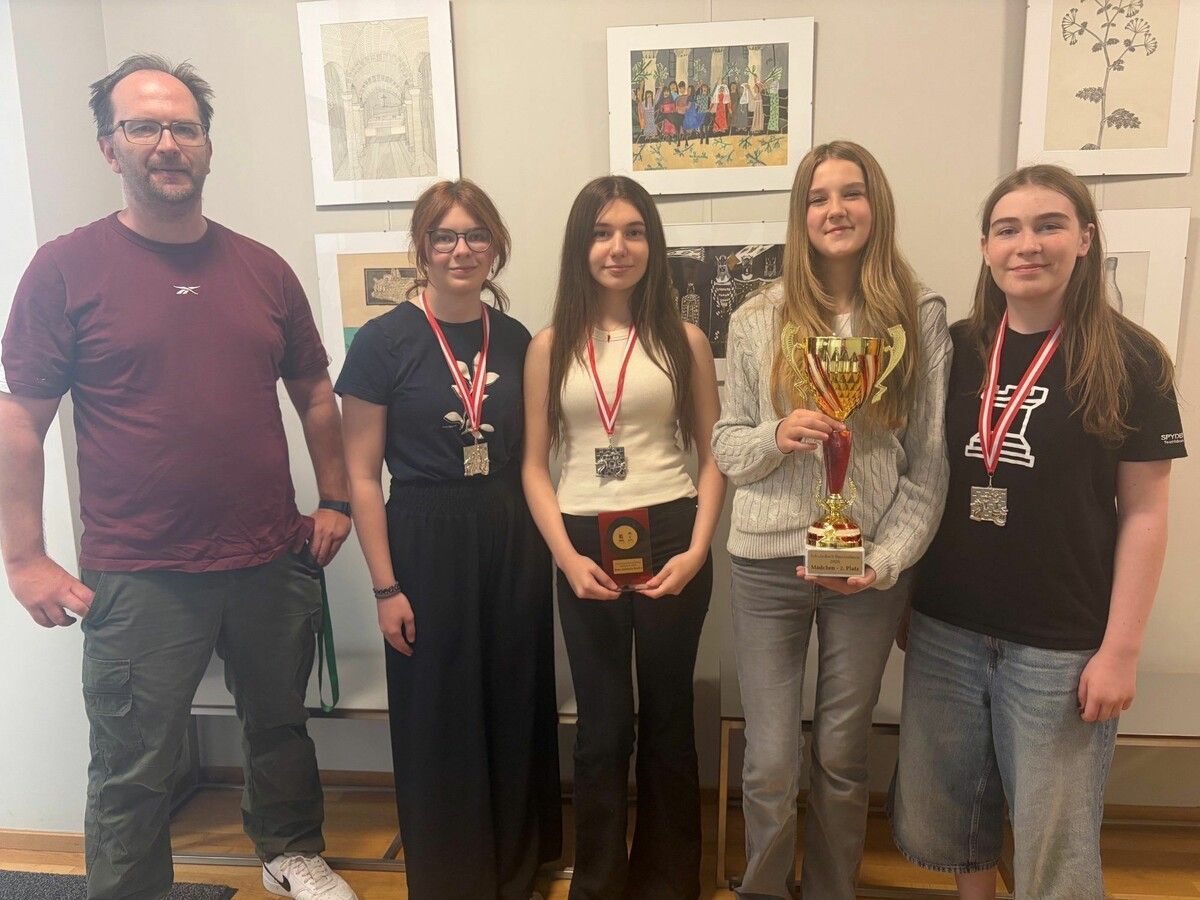 v.l.: MMS Götzis holt Platz zwei: Michael Reiter, Adele Wachter (3b), Ranya Munzur (4e), Ayleen Hartmann (4a), Christina Domig (4e). ⇒PRIVAT