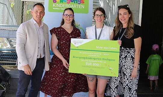 V.l.: Programmleiter vorarlberg bewegt Lukas Schrattenthaler, Stadträtin Nathalie Koch, Kindergarten-Leiterin Ronja Reiner, Daniela Mangold (Koordinatorin Elementarpädagogik der Stadt Feldkirch). ⇒stadt feldkirch