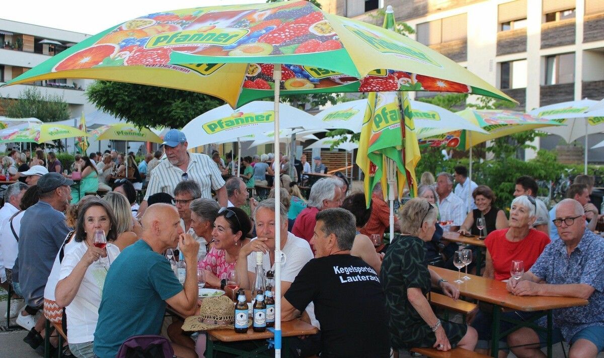 Volles Haus und beste Stimmung beim zweiten Lauteracher Winzer-Genussfest. ⇒stp (4)