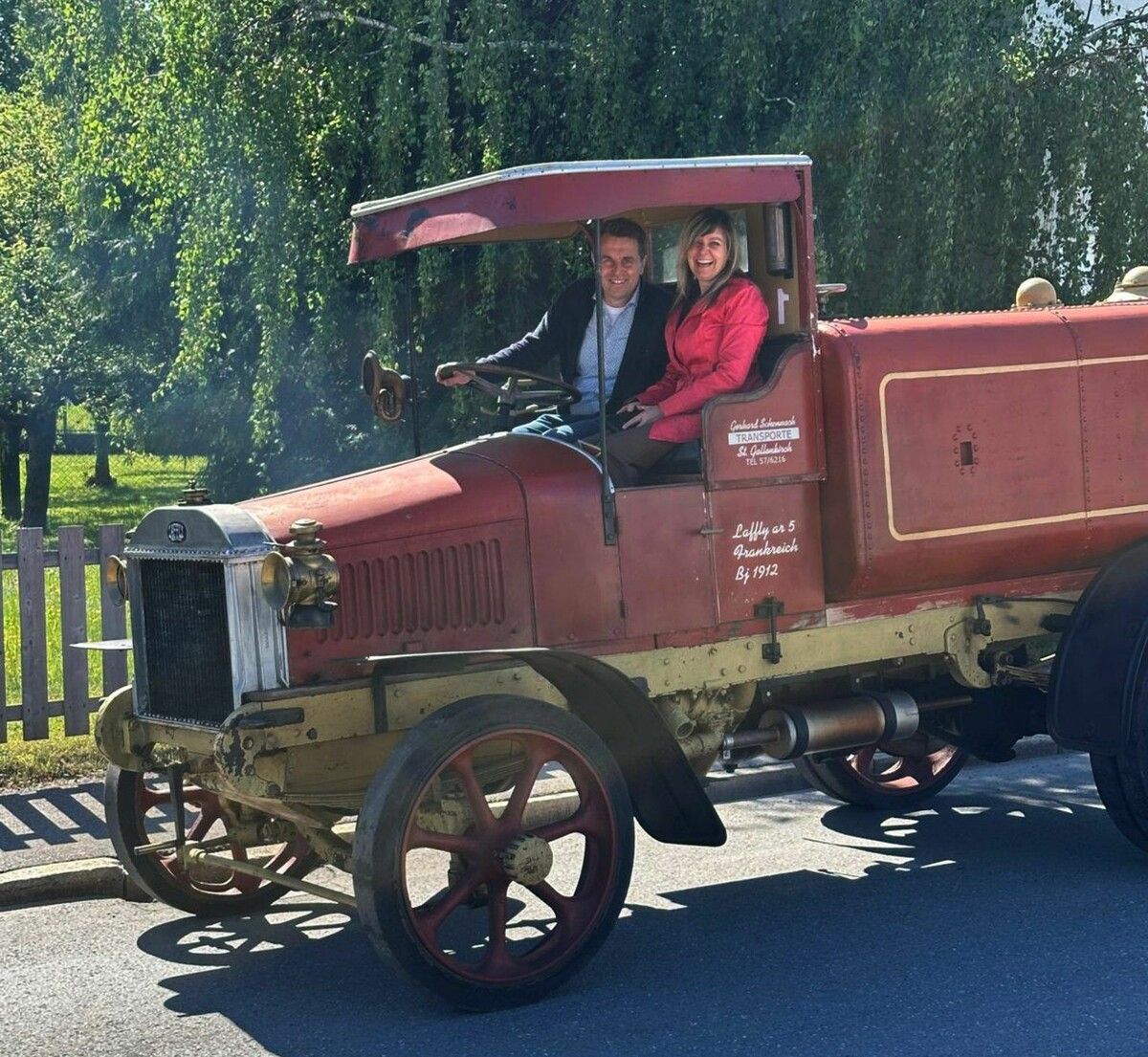 Werner Schennach mit Gattin Manuela auf einer kleinen Spritztour mit dem Laffly AR 5, der vor 114 Jahren für ganz andere „Spritztouren“ im Einsatz war und die Pariser Bevölkerung vor Staubwolken bewahrte.
