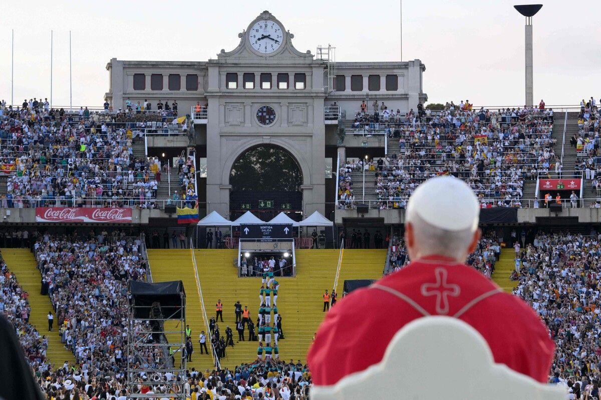 Zehntausende junge Menschen jubelten Papst Leo XIV. im Olympiastadion in Barcelona zu.⇒afp (3)