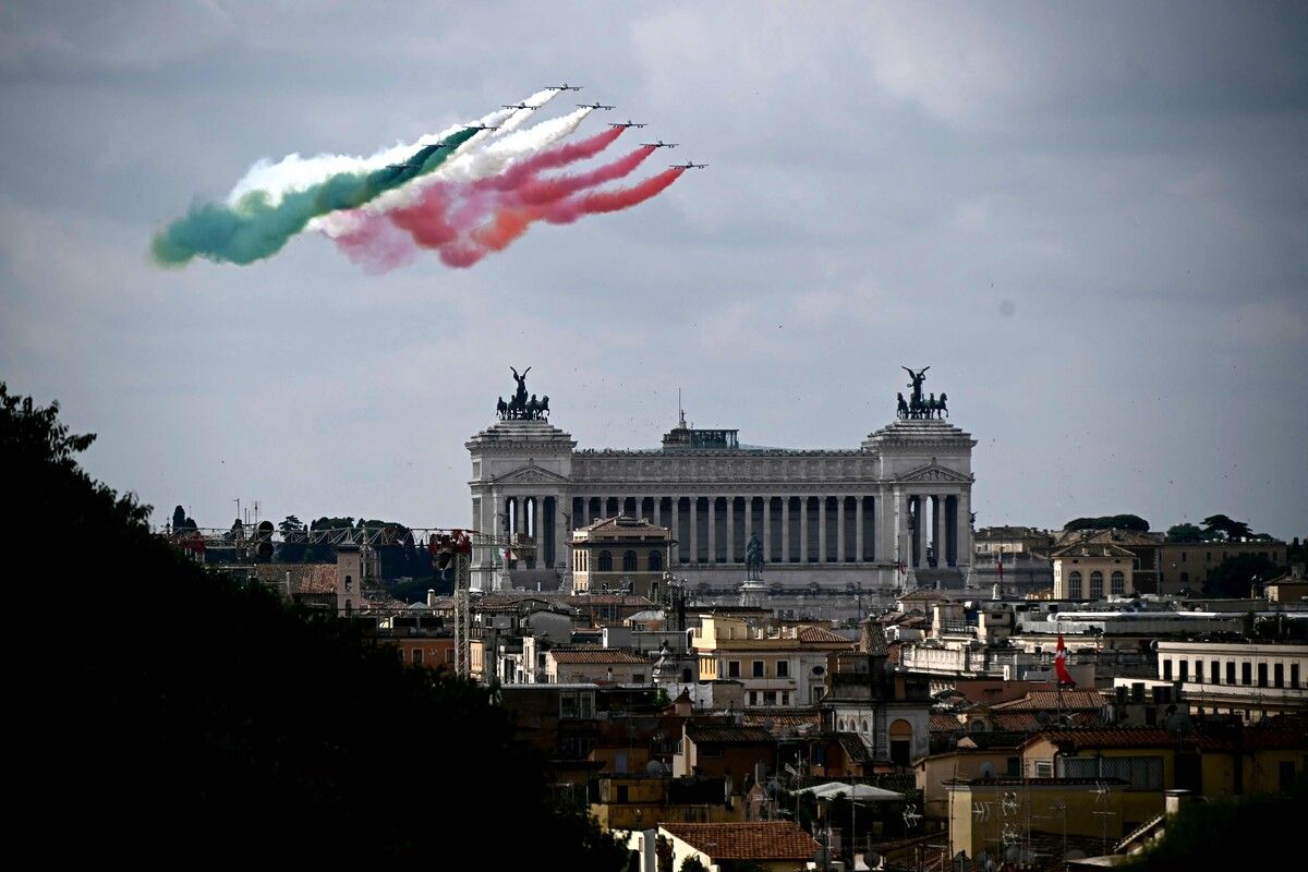 Zum Tag der Republik zieht die Kunstflugstaffel Frecce Tricolori die Farben Italiens über Rom in den Himmel.