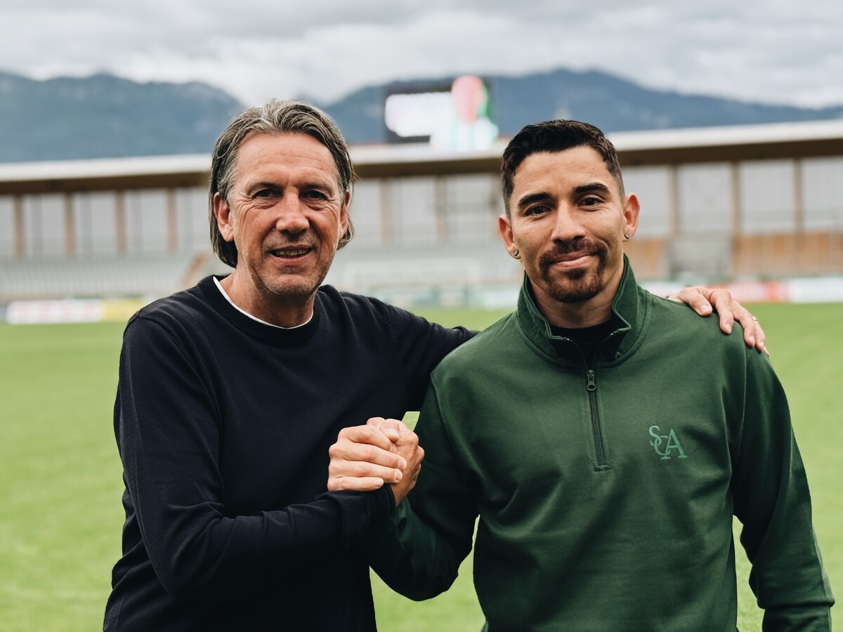 Zurück in Lustenau: Danilo Soares (mit Sportchef Dieter Alge) wieder im Trikot der Grün-Weißen.⇒Austria
