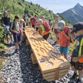 Volksschüler testen den neuen Murmelweg