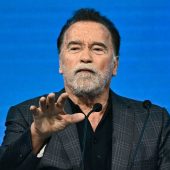 Schwarzenegger zeigt Muskeln