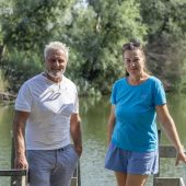Die nackt mit den Welsen schwimmen