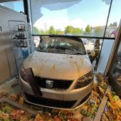 Autofahrer durchbricht Supermarkt-Glasscheibe