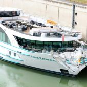 Flusskreuzfahrtschiff kracht ­gegen Schleuse Freudenau
