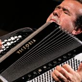 Richard Galliano spielt auf Sizilien allein