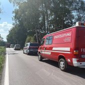 Auto landet im Graben