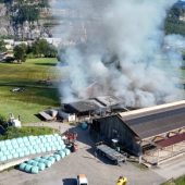 Maschinenhalle brennt: Cobra muss eingreifen