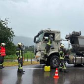 Nach Streifkollision mit Lkw: ­Traktor kracht in Egg in Haus