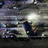 Auto kracht in Lochau gegen Mauer und Laterne: 21-Jähriger verletzt