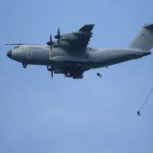 Fallschirmjäger über dem Bodensee