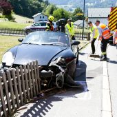 Porsche-Cabrio zerstört 14 Meter Gartenzaun