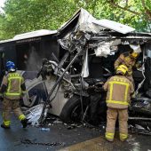 Bus kracht in ­Gebäude in Spanien