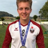 Faustballer Niklas Lenz jubelt über Silber bei U-18-WM. »C3