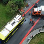 Lkw und Bus kollidiert