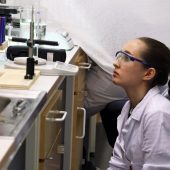 Mit Pinzette und Pipette