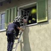 Drei Personen aus rauchendem Gebäude gerettet