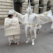 Tone Finks Friedenszug aus Papier