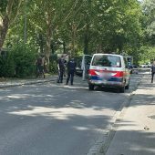 Mit Steinen und Möbeln geworfen