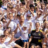 In England wagte Prinz Harry Ziegen-Yoga