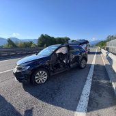 Auto überschlägt sich nach ­Reifenplatzer auf der A14