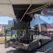 Reisebus bleibt an Bahnsteigdach hängen