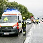 Auto schleudert auf der Autobahn gegen eine Leitschiene